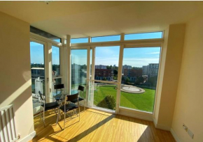 Stunning Park Central apartment with parking